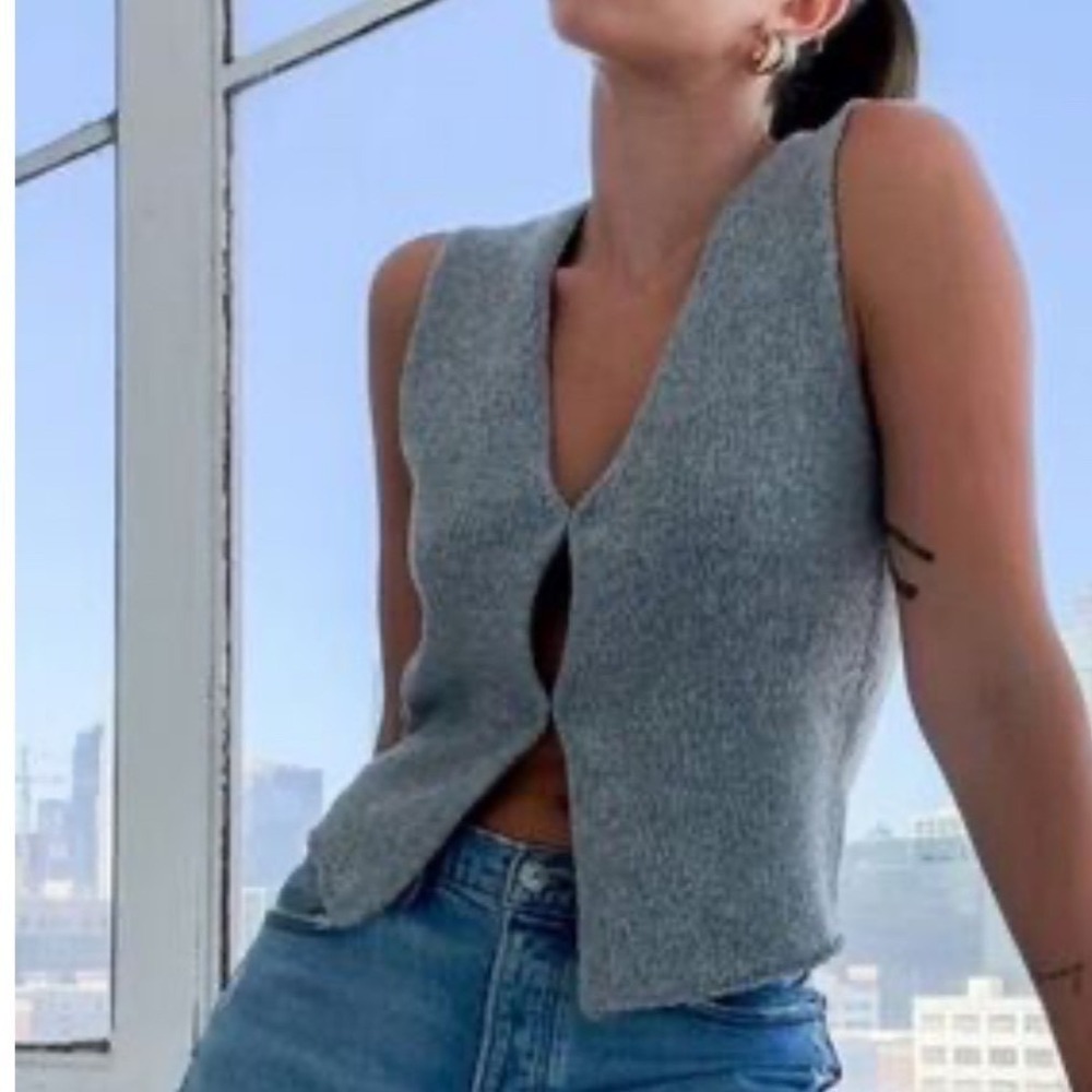 Rumored Grey Knit V-Neck Hook and Eye Closure Vest Size XL Heathered Grey